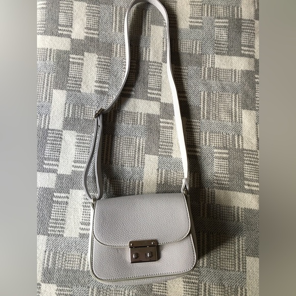 🩶 Lovely gently used grey & silver pebbled leather adjustable crossbody purse - Picture 11 of 16